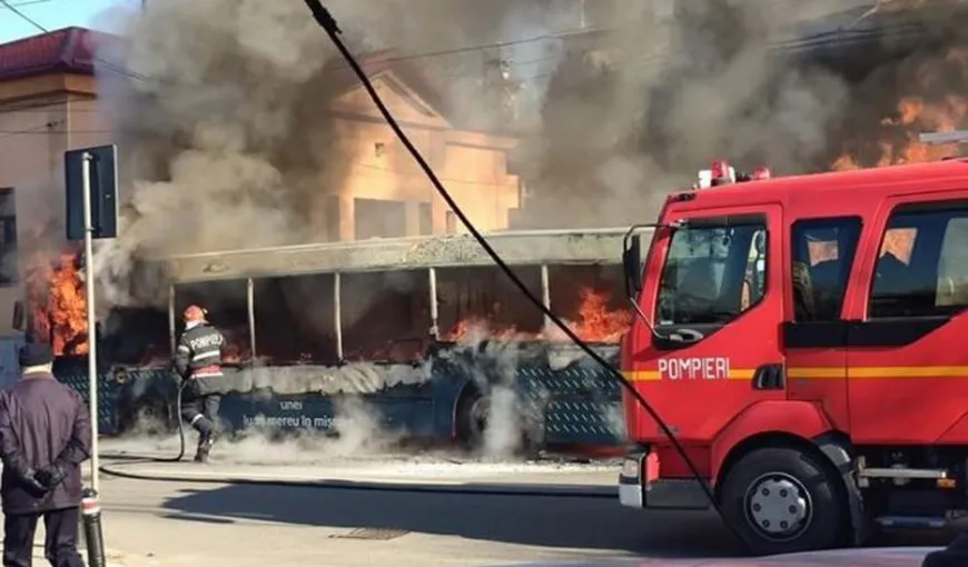 Un autobuz a luat foc în Craiova. Flăcările s-au extins la o casă VIDEO