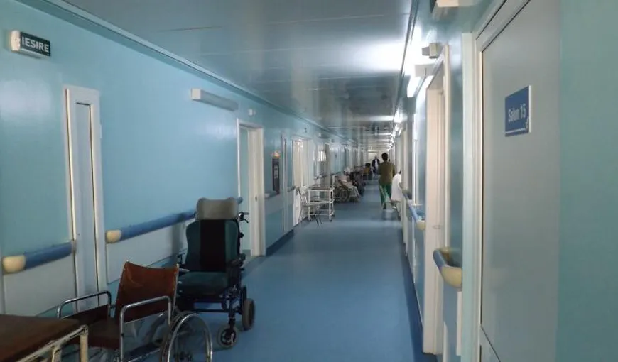 Bărbat gonit cu mătura pe holurile Spitalului Judeţean Reşiţa VIDEO