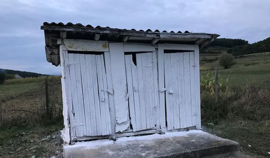Incident bizar în Ialomiţa! O femeie a căzut într-o toaletă veche din curte. „Nu a fost nimic grav”