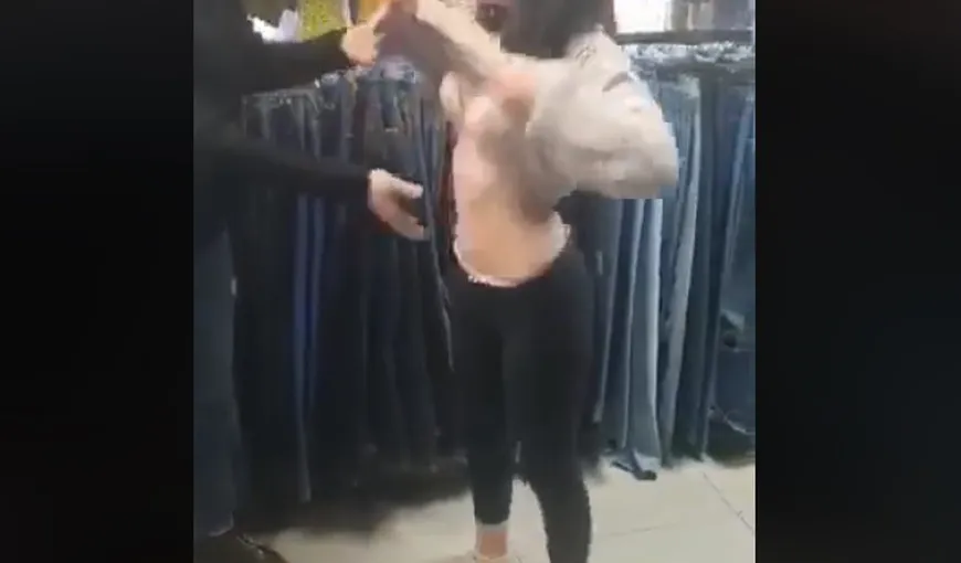 Incident şocant în Alexandria! Tânără bătută şi scoasă în stradă dezbracată după ce a fost prinsă la furat VIDEO