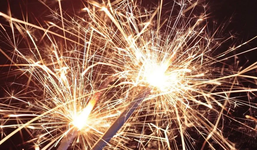 Finalul STĂRII DE URGENŢĂ, sărbătorit cu focuri de artificii în Bucureşti