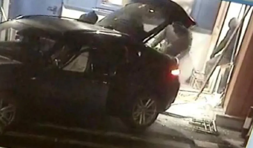 Hoţi filmaţi în timp ce smulg un bancomat din perete cu maşina, în Arad VIDEO