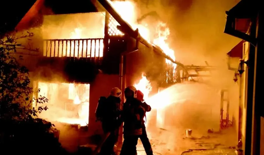 Incendiu puternic în Braşov, o bătrână a murit arsă în propria casă