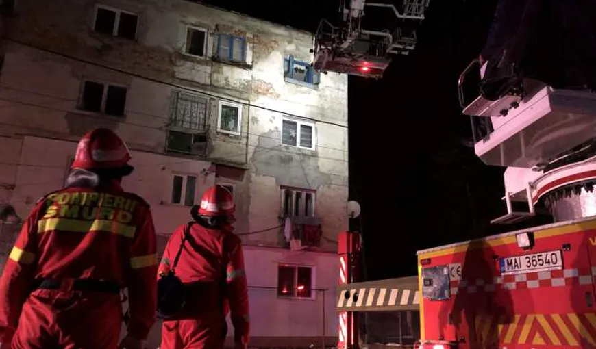 Bloc evacuat după ce un brad de Crăciun a luat foc. 6 persoane au ajuns la spital