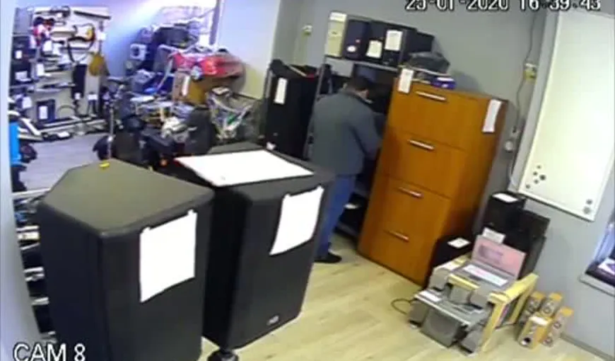 Camerele de supraveghere au surprins un hoţ în acţiune VIDEO