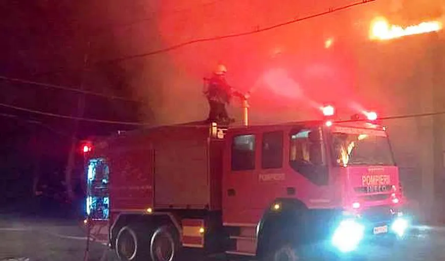 Casa criminalului din Piaţa Centrală din Târgu Jiu, incendiată. Un bărbat a fost ucis după ce a refuzat judecata ţigănească VIDEO