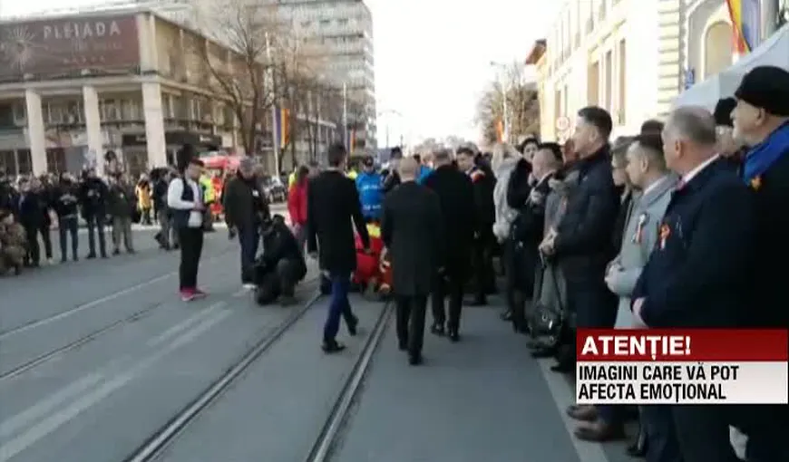 Un bărbat a leşinat la manifestările de la Iaşi, în apropierea preşedintelui Iohannis – VIDEO