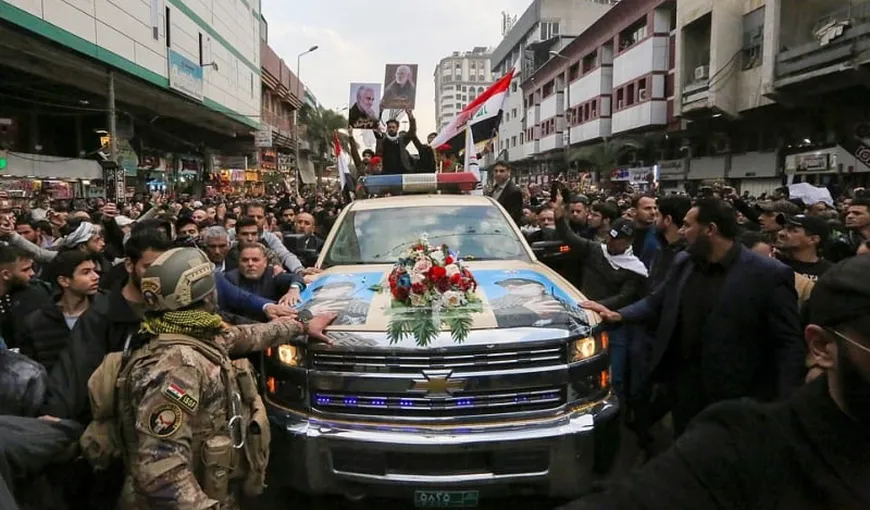 Ironia sorţii la Bagdad. Sicriul cu trupul generalului iranian Soleimani, plimbat cu o maşină americană
