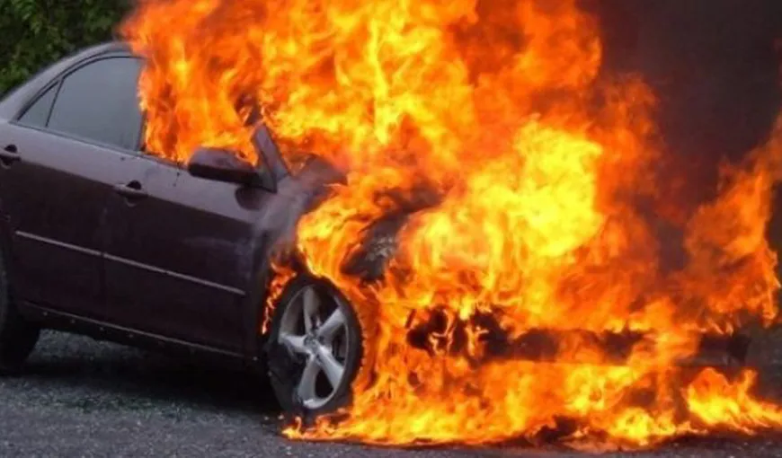 Imagini şocante pe o stradă din Brăila! Un bărbat şi-a incendiat maşina pe motiv că s-a „plictisit de vechitură”
