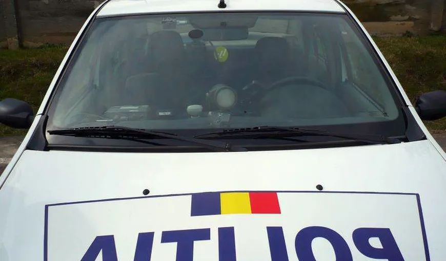 O maşină a poliţiei care transporta o persoană la audieri la Bucureşti, implicată într-un accident rutier