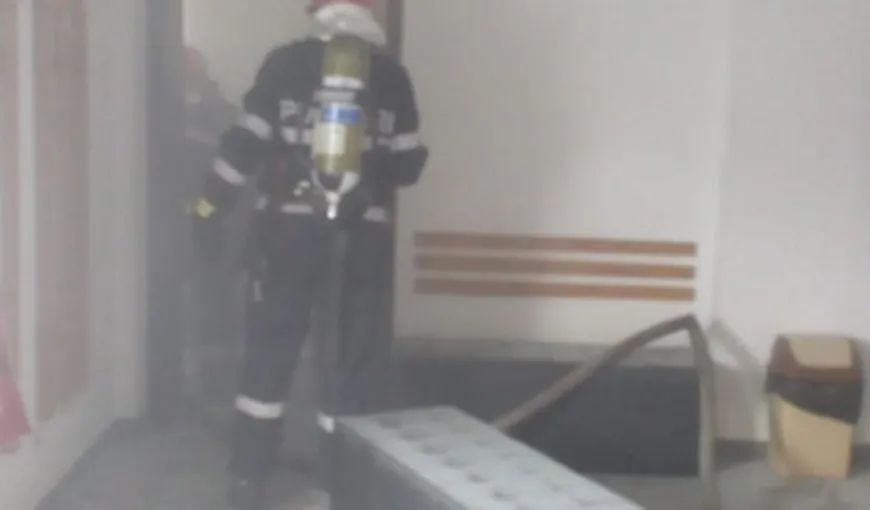 Incendiu la un bloc de garsoniere din Feteşti! 16 persoane au fost evacuate preventiv