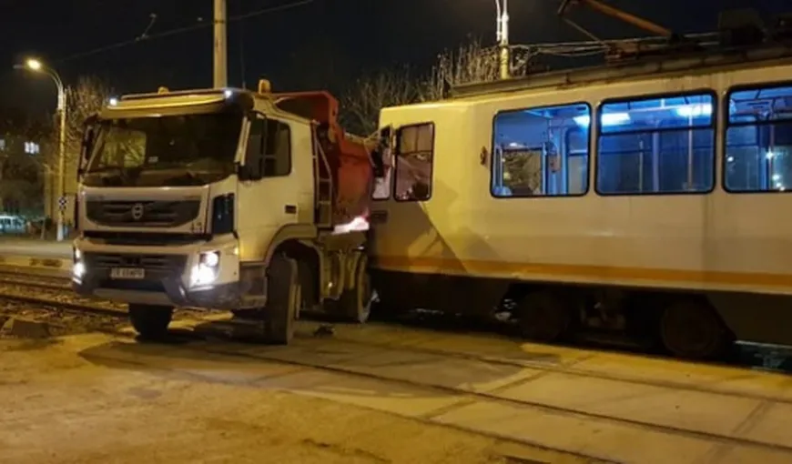 Un nou incident vatman-şofer. Basculantă lovită de tramvai în Capitală
