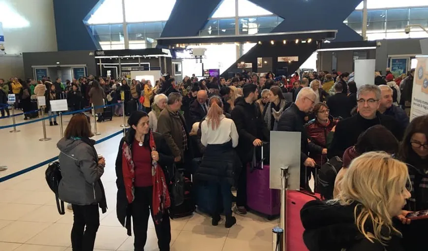 Probleme pe Aeroportul „Henri Coandă”: îmbulzeală, căderi de tensiune, funcţionare deficitară a benzilor de bagaje