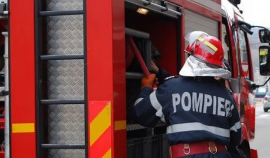 Incendiu într-un bloc în Bistriţa. Un bărbat a murit, iar 5 persoane, printre care un bebeluş, au ajuns la spital