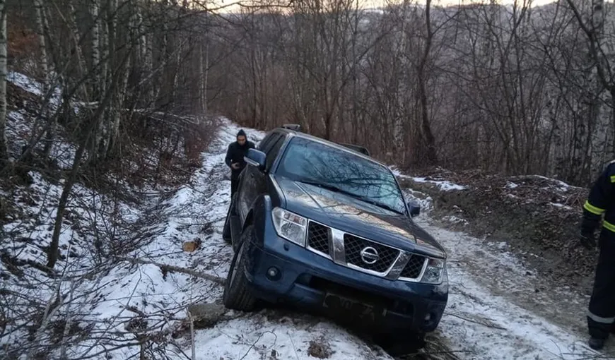 Turist rătăcit cu maşina pe un drum cu zăpadă îngheţată, salvat de pompieri. GPS-ul îl dusese pe „drumul cel mai scurt”
