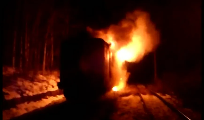 Un tren a luat foc în Hunedoara. A fost declarat COD ROŞU DE INTERVENŢIE