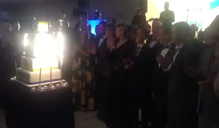 Petrecere cu tort şi artificii pentru premierul Orban şi membrii Guvernului VIDEO