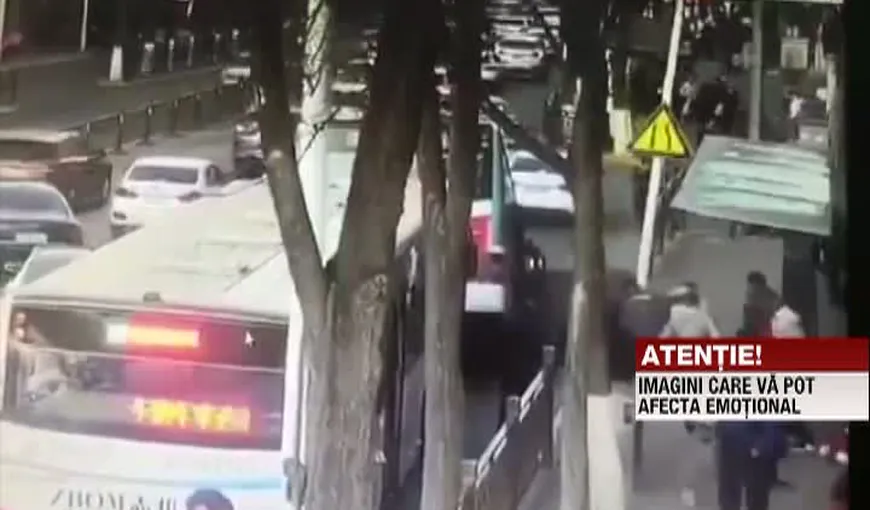 Momentul în care un autocar este înghiţit de asfalt. Scene terifiante surprinse pe şosea VIDEO