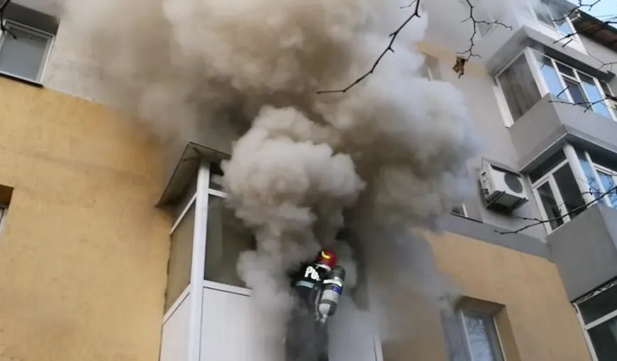 Incendiu violent la un bloc din Slatina. Zeci de locatari au fost evacuaţi, doi au fost duşi la spital VIDEO