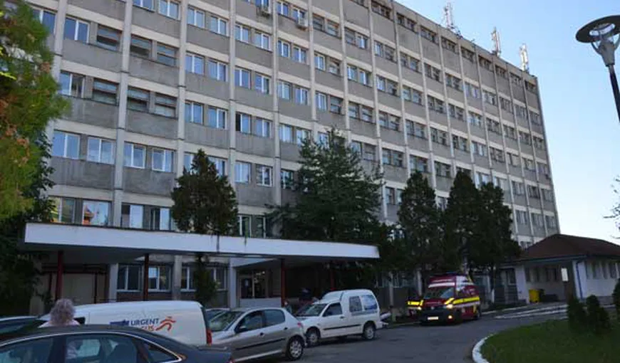 Caz şocant în Caransabeş! Un bărbat s-a aruncat de la etajul trei al Spitalul Municipal. „A decedat pe loc”