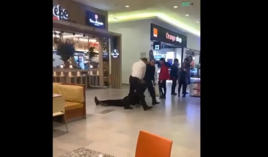VIDEO Bărbat târât de paznici într-un mall din România! „Nu ştiu cine se băga să îl ia în braţe”