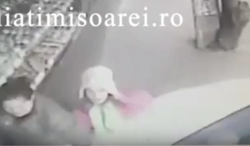 VIDEO Imagini şocante cu o femeie şi fetiţa ei strivite de o maşină pe trotuar la Timişoara