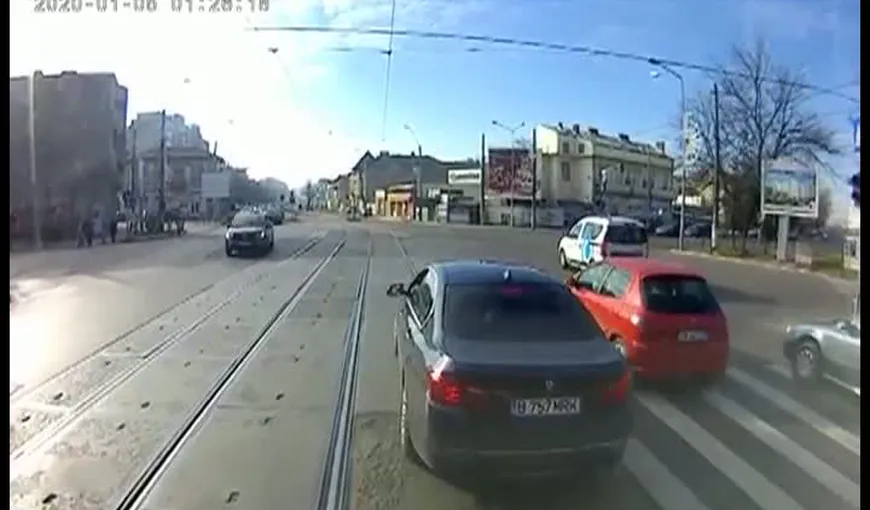 Imagini incredibile din traficul bucureştean. Un vatman loveşte intenţionat o maşină care circula pe linia de tramvai VIDEO
