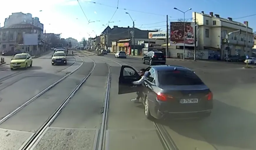Lecţie usturătoare şi costisitoare predată de un vatman unui şofer de BMW în Bucureşti. Reacţia Poliţiei VIDEO