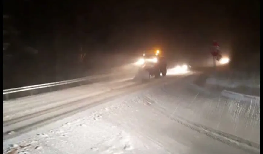 Zăpada şi viscolul au făcut ravagii în ţară. Drumuri închise, turişti răniţi, intervenţii de urgenţă VIDEO