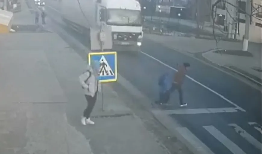 O mamă şi copilul ei, spulberaţi pe trecerea de pietoni de un camion în Ilfov. Accidentul înfiorător, surprins în imagini VIDEO