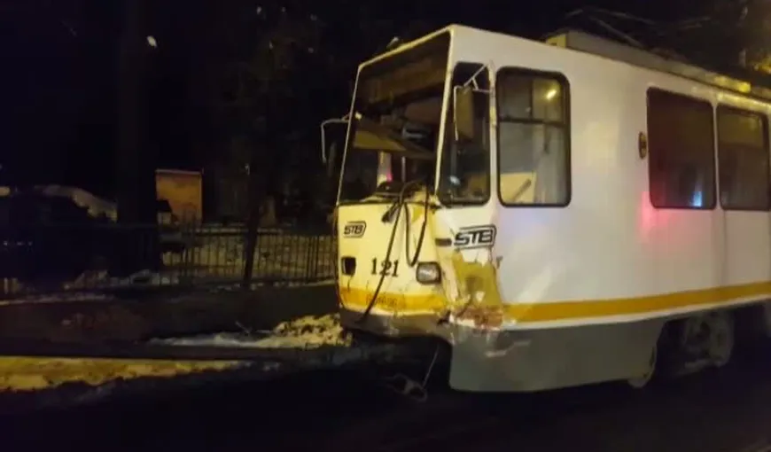 Accident între două tramvaie, în Bucureşti. Cinci persoane au fost rănite