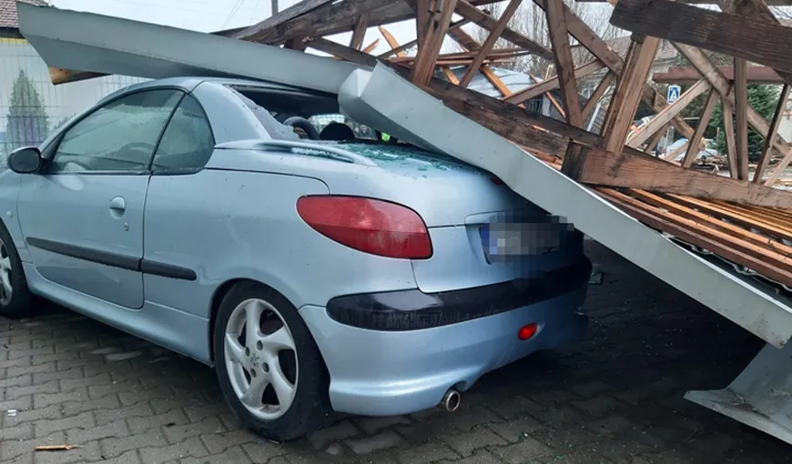 Vremea agresivă a distrus un acoperiş! Trei maşini din Caransebeş au fost avariate