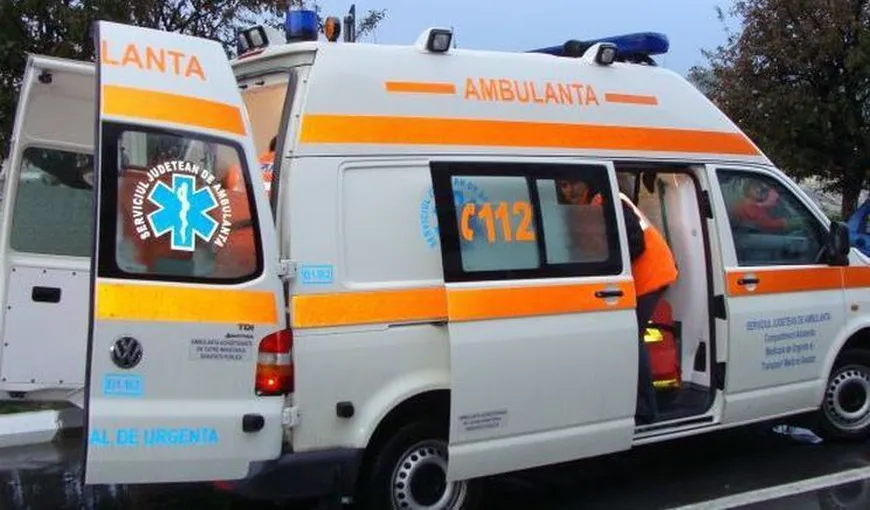 Angajații ISU Vâlcea au avut nevoie de ajutor pentru a transporta o femeie de 250 de kg la spital