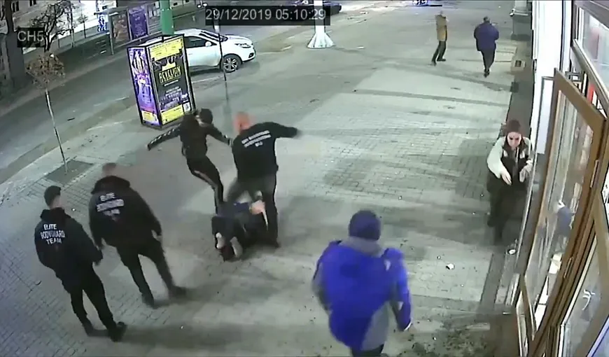 Imagini şocante surprinse în plină stradă, la Arad. Tânăr bătut cu bestialitate de bodyguarzi VIDEO