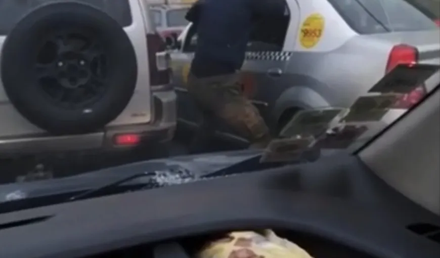 Bătaie în trafic în Cluj! Un şofer nervos a bătut un taximetrist în plină stradă VIDEO