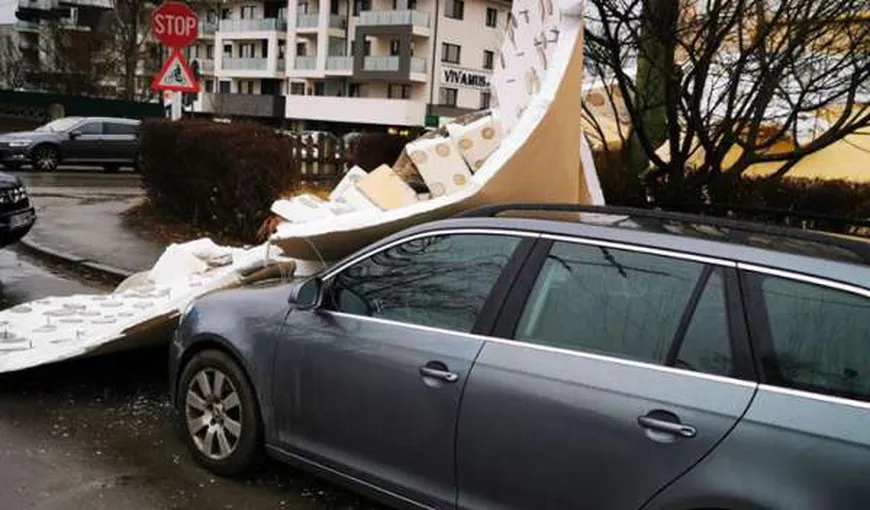 Vântul face ravagii în România. Femeia rănită după ce bucăţi de tencuială au căzut peste ea, acoperişuri smulse, copaci doborâţi