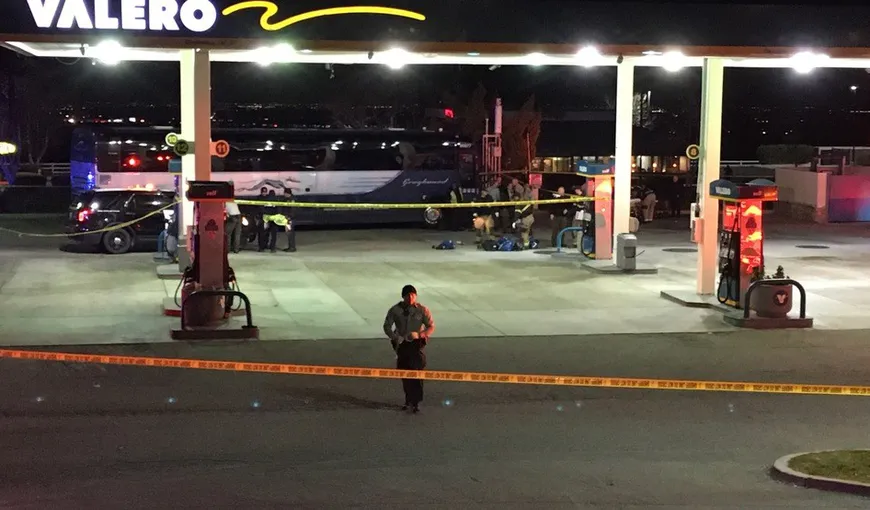 Atac armat asupra unui autobuz cu 40 de pasageri în California. O persoană a murit