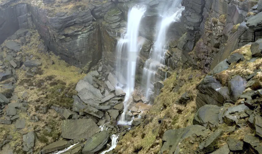 Fenomen incredibil creat de furtuna Ciara. Apa unei cascade a început să curgă invers, de jos în sus VIDEO