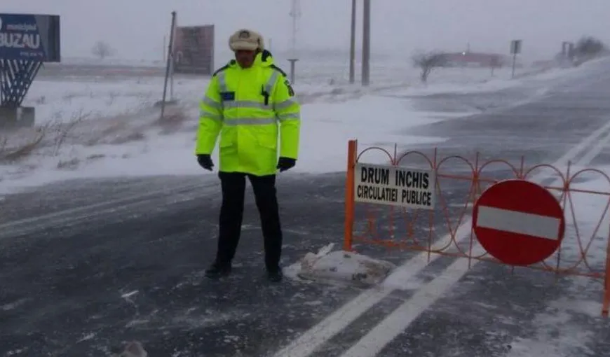 Drumuri închise şi trenuri anulate în judeţele vizate de Codul ROŞU de ninsori şi viscol. UPDATE: S-a închis A2 până la Feteşti