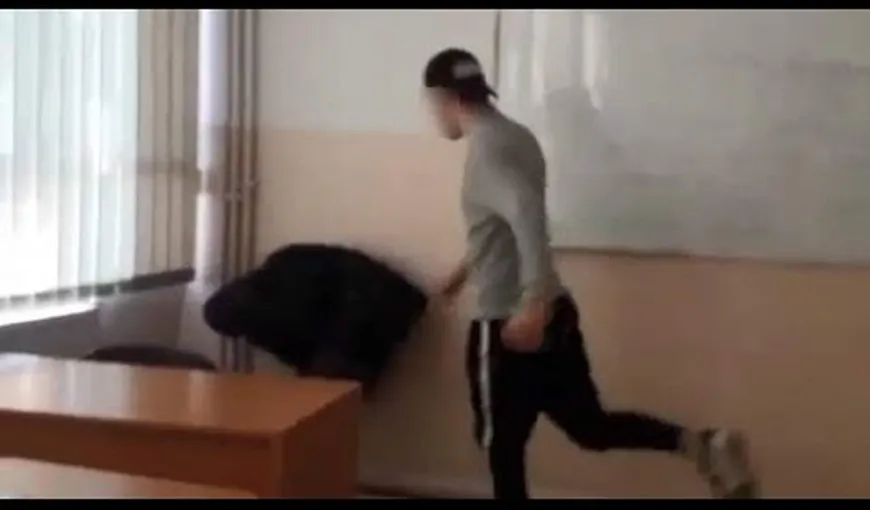 Scene cumplite la un liceu din Târgovişte! Un elev a fost filmat în timp ce colegii îl umileau – VIDEO