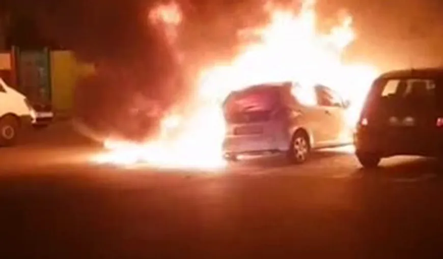 Imaginile de la atacul şocant în Capitală. Maşina unei tinere a fost incendiată în stil mafiot. Atacatorul a fost reţinut de poliţişti