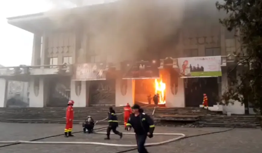 Incendiu PUTERNIC la Casa de Cultură din Baia Mare FOTO
