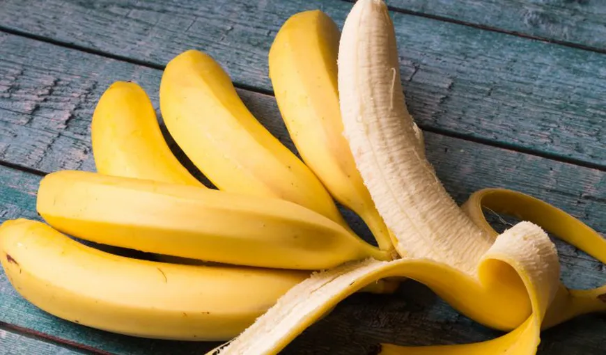 PERICOLUL la care te expui dacă mănânci vârful bananei. NU mai faceţi asta!