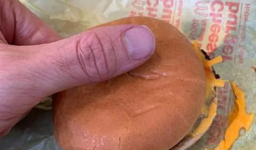 Fast food-urile McDonald’s sunt acuzate că au micşorat cheesburgerii. Cum se apără compania