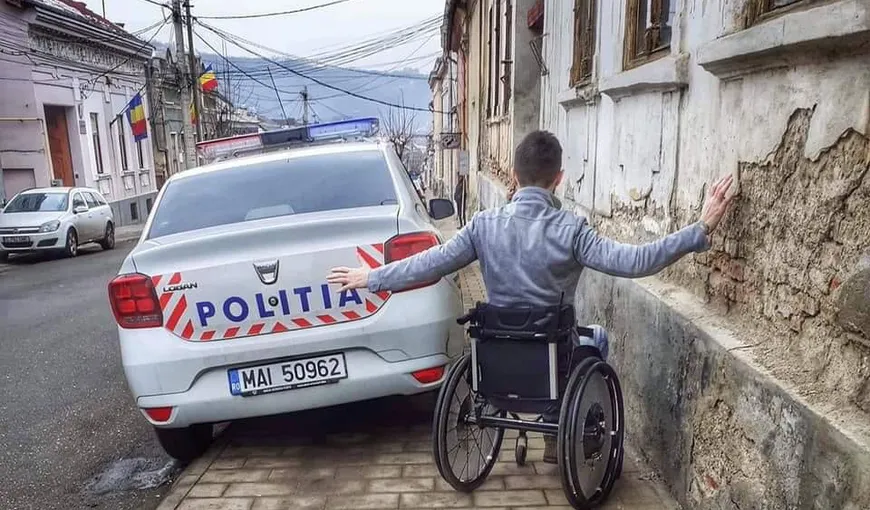 Un bărbat în scaun cu rotile, pus în pericol din cauza unei maşini de poliţie care a blocat tot trotuarul. Reacţii dure pe internet