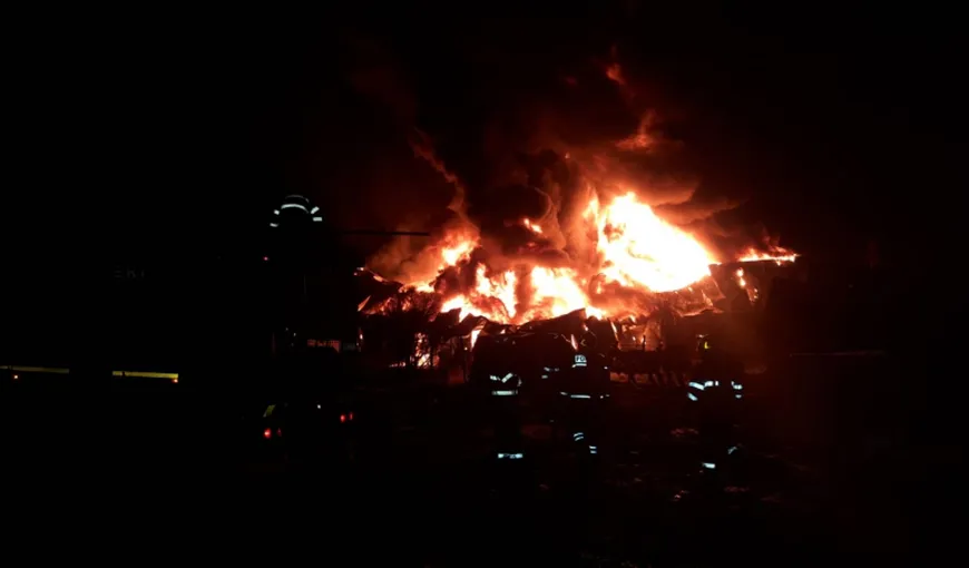 Incendiu de proporţii lângă Bucureşti. La faţa locului au ajuns 16 maşini de pompieri VIDEO