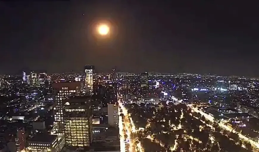 Imagine rară suprinsă de camere. Un meteorit luminează cerul nopţii şi sfărşeşte într-o mare explozie deasupra oraşului VIDEO