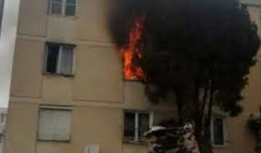 Treisprezece persoane rănite în urma unui incendiu izbucnit într-un bloc de locuinţe