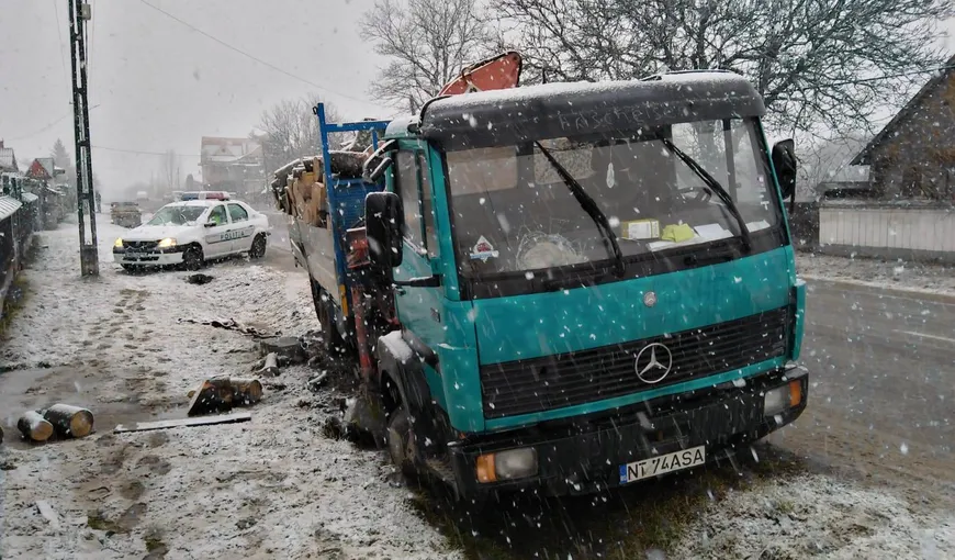 Elevi implicaţi într-un accident înfiorător în Neamţ.  Un băiat a murit şi alţi doi au fost răniţi, spulberaţi de o autoutilitară