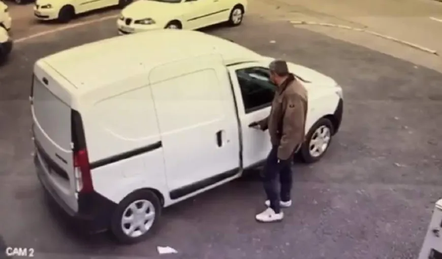 Imagini incredibile din Târgu Jiu! Un fost poliţist local, filmat în timp ce fură din maşini – VIDEO